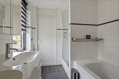Akelei 26, Tiel